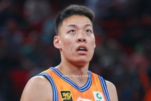 媒体人：新入选的球员和年轻球员 进入男篮12人名单的可能性不大